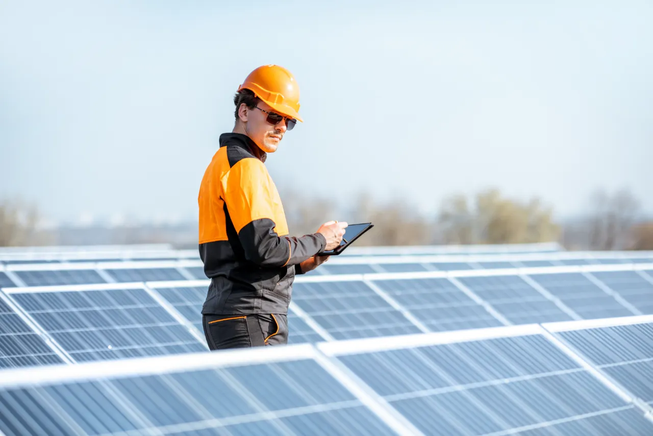 Un ingeniero verificando la Instalación y Mantenimiento de Paneles Solares