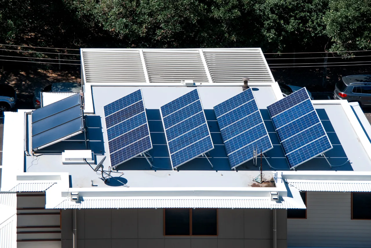 Paneles solares en el techo de una casa