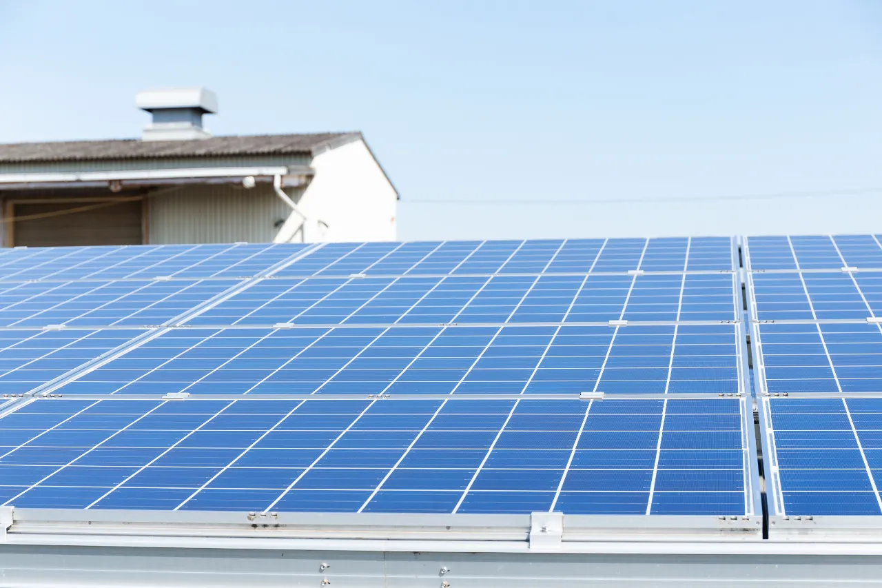 Paneles solares en el techo de una casa